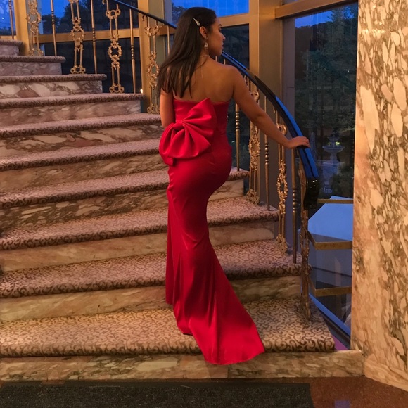 Dresses & Skirts - Beautiful red evening dress!